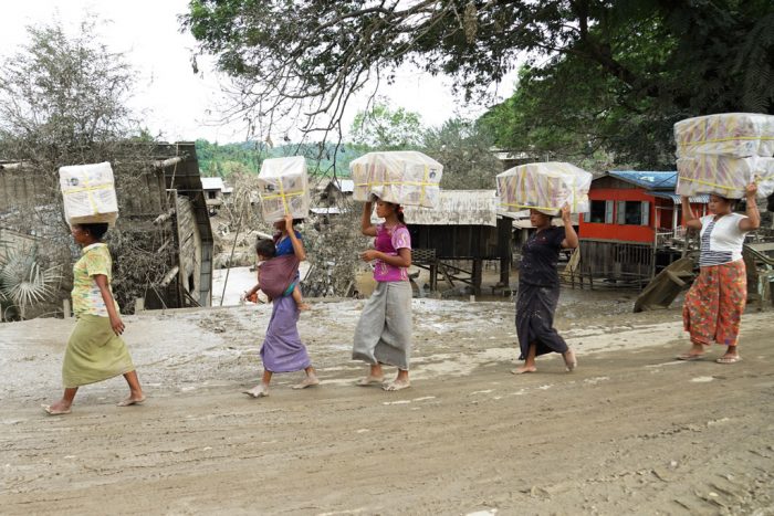 10-20-2015Myanmar_Floods UNICEF Myo Thame Women during the Myanmar floods. Photo: Myo Thame/UNICEF