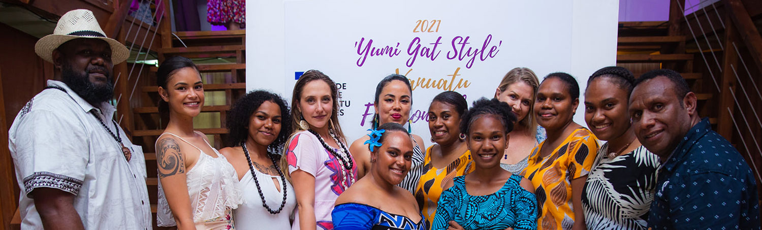 Yumi-Gat-Style-Fashion-show-by-Sista A group of people (10 women and 2 men) stand in from of a banner reading 2021 Yumi Gat Style