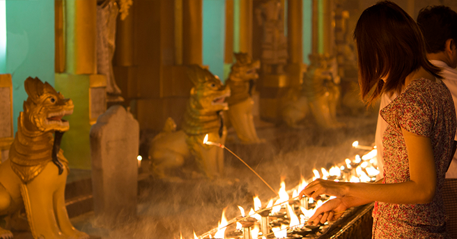 myanmar A women at Shwedagon Pagoda. Photo: Tetsushi Kimura